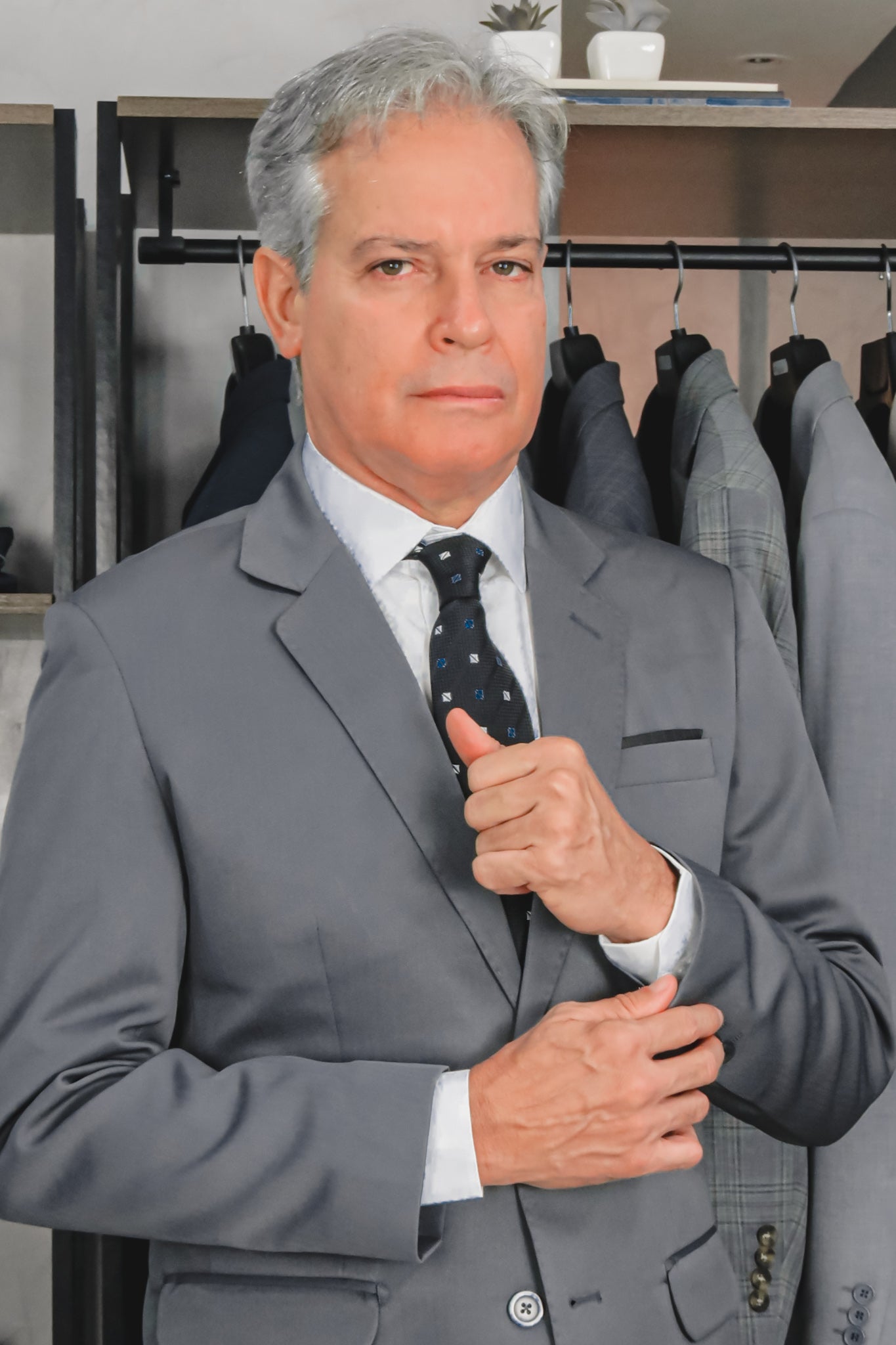 TERNO CINZA CLARO EM MICROFIBRA GABARDINE