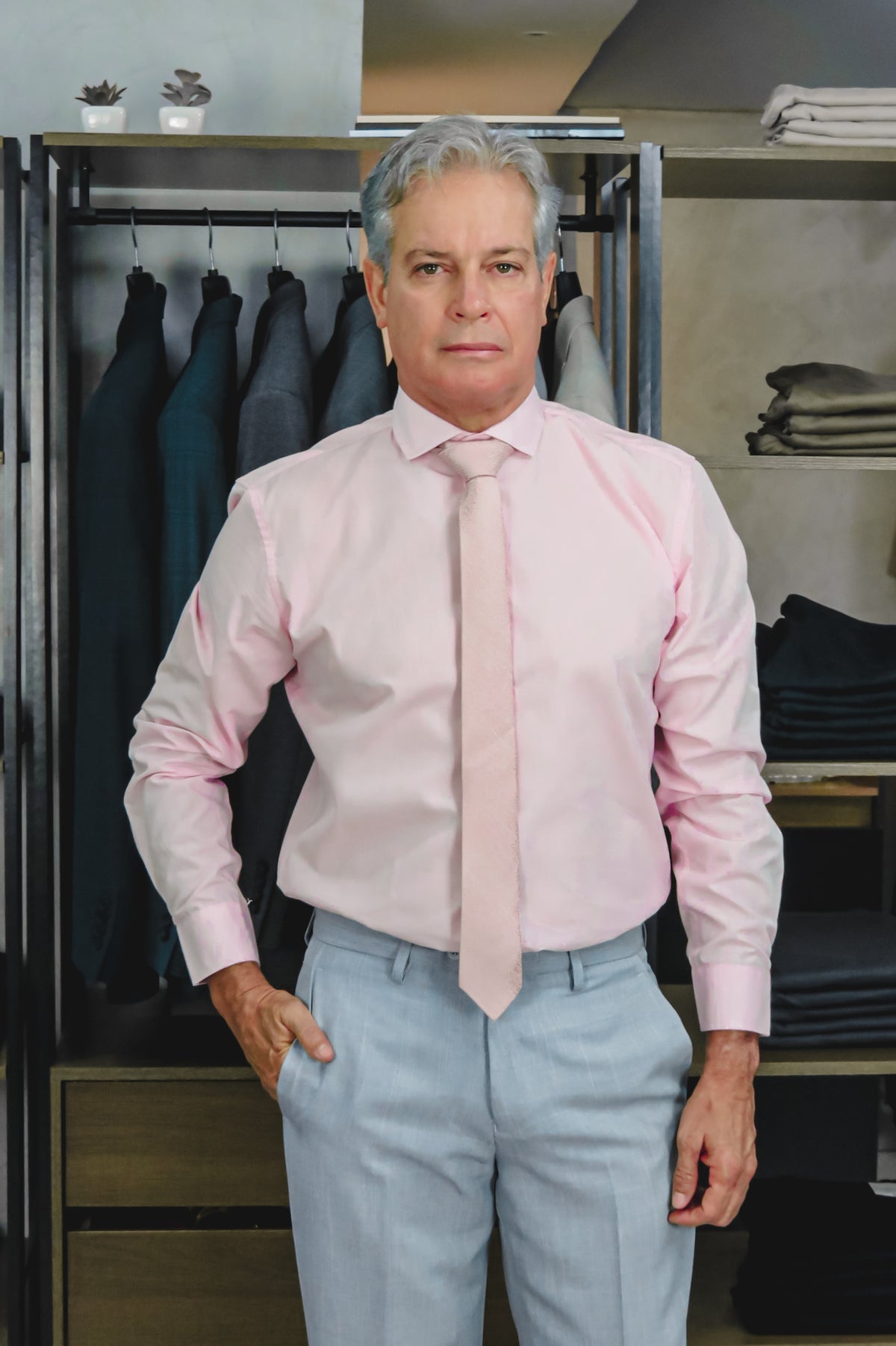 CAMISA SOCIAL EM CORES NEUTRAS E ELEGANTES