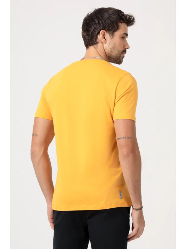 CAMISETA REGULAR DLZ AMARELO MARROCOS.